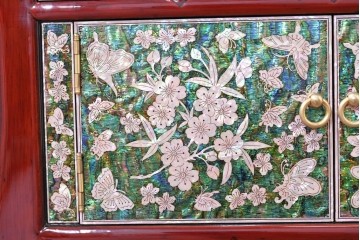 中古　超美品　最高級品　吉正本螺鈿工芸院　蝶と花鳥文が華やかな薬箪笥　購入価格約380万円　(R-088323)