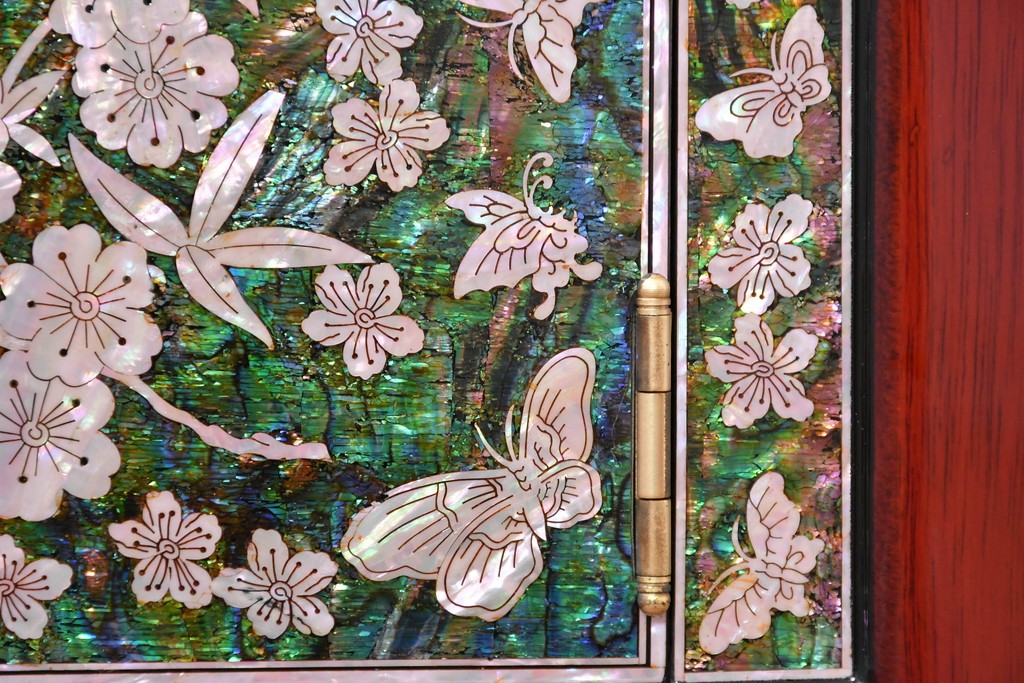 中古　超美品　最高級品　吉正本螺鈿工芸院　蝶と花鳥文が華やかな薬箪笥　購入価格約380万円　(R-088323)