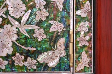 中古　超美品　最高級品　吉正本螺鈿工芸院　蝶と花鳥文が華やかな薬箪笥　購入価格約380万円　(R-088323)