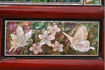 中古　超美品　最高級品　吉正本螺鈿工芸院　蝶と花鳥文が華やかな薬箪笥　購入価格約380万円　(R-088323)