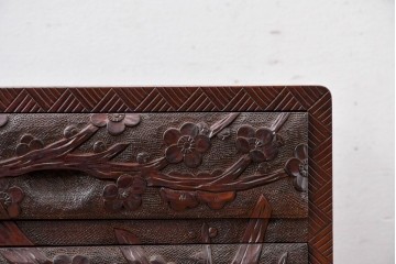 中古　日光彫り　豊かな彫刻が目を引く小引き出し　(R-088324)