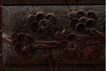 中古　日光彫り　豊かな彫刻が目を引く小引き出し　(R-088324)