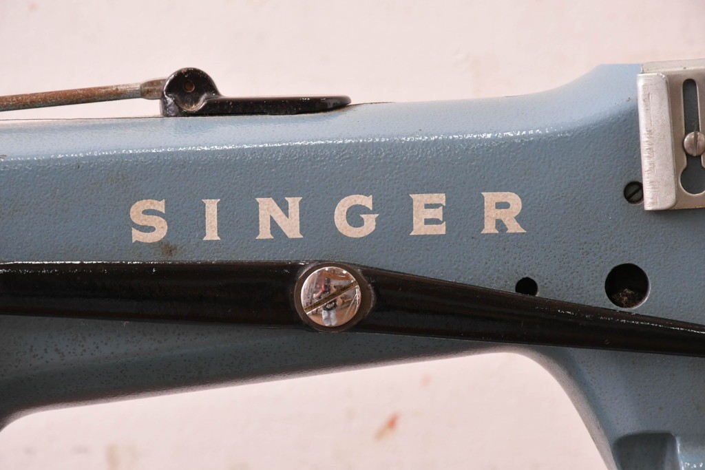 和製ヴィンテージ　SINGER(シンガー)社　188U Blue Champion(ブルーチャンピオン)　拡張天板付きの業務用足踏みミシン　(R-088325)