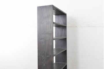 アジアンヴィンテージ　李朝デザイン　黒味を帯びた木肌と控えめな意匠が魅力の本棚　(R-088333)