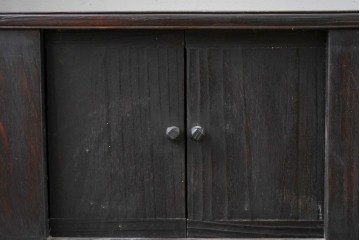 アジアンヴィンテージ　李朝デザイン　黒味を帯びた木肌と控えめな意匠が魅力の本棚　(R-088333)