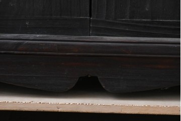 アジアンヴィンテージ　李朝デザイン　黒味を帯びた木肌と控えめな意匠が魅力の本棚　(R-088333)