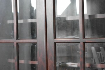 中古　和光　北斗民芸　深みのある木の色合いにガラス扉が美しく映えるブックケース　(R-088335)