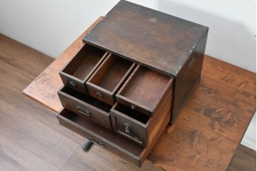 和製アンティーク　槐(えんじゅ)材　胴金具が渋みを添える小引き出し　(R-088338)
