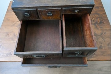 和製アンティーク　槐(えんじゅ)材　胴金具が渋みを添える小引き出し　(R-088338)