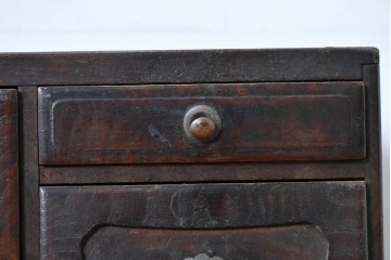 和製アンティーク　槐(えんじゅ)材　胴金具が渋みを添える小引き出し　(R-088338)