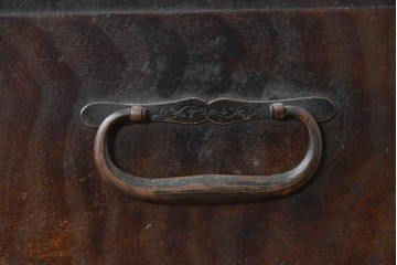 和製アンティーク　槐(えんじゅ)材　胴金具が渋みを添える小引き出し　(R-088338)