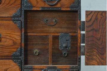 和製アンティーク　前面欅(ケヤキ)材　重厚な金具で存在感あふれる仙台車箪笥　(R-088339)