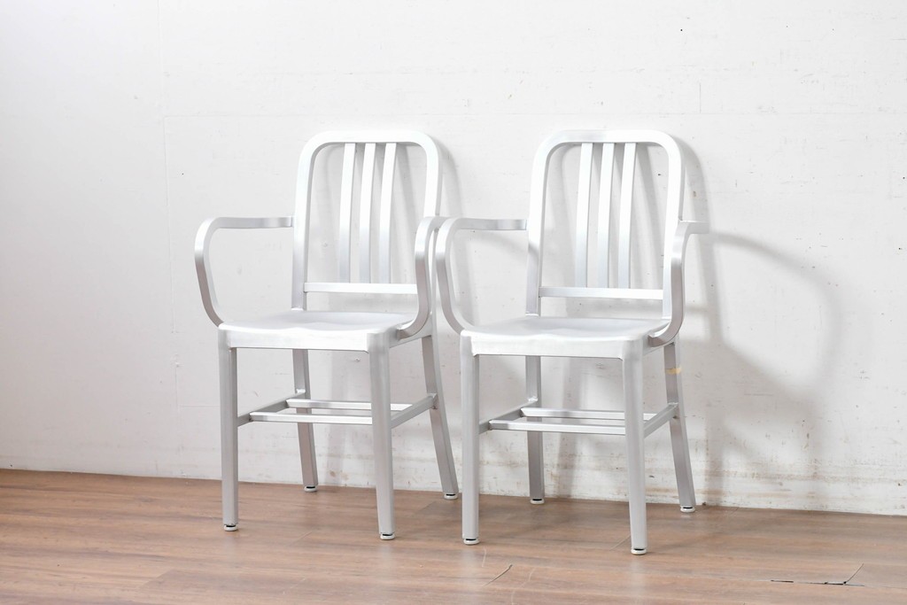 新古　展示品　超美品　リプロダクト品　Emeco(エメコ)　No.1006 NAVY ARMCHAIR(ネイビー アームチェア)　アルミニウム製の洗練されたアームチェア2脚セット　(R-088340)
