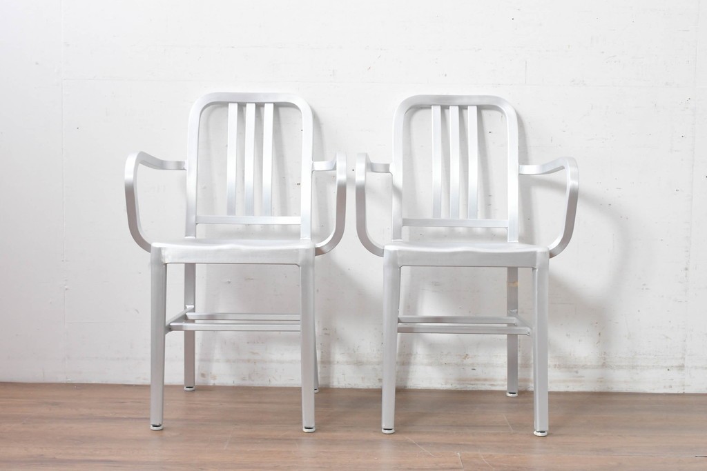 新古　展示品　超美品　リプロダクト品　Emeco(エメコ)　No.1006 NAVY ARMCHAIR(ネイビー アームチェア)　アルミニウム製の洗練されたアームチェア2脚セット　(R-088340)