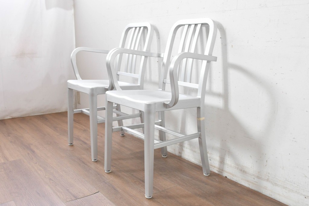 新古　展示品　超美品　リプロダクト品　Emeco(エメコ)　No.1006 NAVY ARMCHAIR(ネイビー アームチェア)　アルミニウム製の洗練されたアームチェア2脚セット　(R-088340)