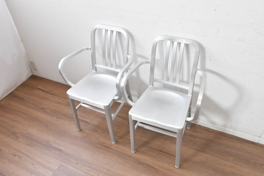 新古　展示品　超美品　リプロダクト品　Emeco(エメコ)　No.1006 NAVY ARMCHAIR(ネイビー アームチェア)　アルミニウム製の洗練されたアームチェア2脚セット　(R-088340)