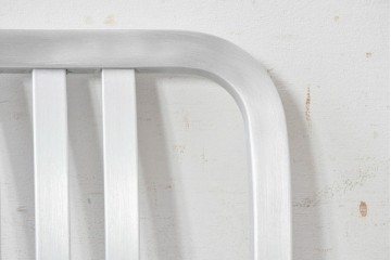 新古　展示品　超美品　リプロダクト品　Emeco(エメコ)　No.1006 NAVY ARMCHAIR(ネイビー アームチェア)　アルミニウム製の洗練されたアームチェア2脚セット　(R-088340)