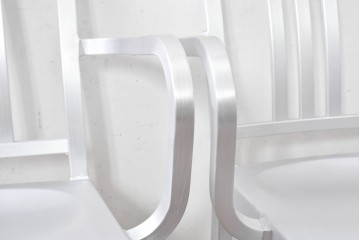 新古　展示品　超美品　リプロダクト品　Emeco(エメコ)　No.1006 NAVY ARMCHAIR(ネイビー アームチェア)　アルミニウム製の洗練されたアームチェア2脚セット　(R-088340)