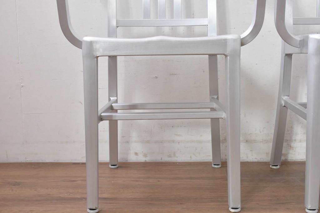 新古　展示品　超美品　リプロダクト品　Emeco(エメコ)　No.1006 NAVY ARMCHAIR(ネイビー アームチェア)　アルミニウム製の洗練されたアームチェア2脚セット　(R-088340)