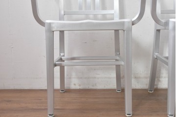 新古　展示品　超美品　リプロダクト品　Emeco(エメコ)　No.1006 NAVY ARMCHAIR(ネイビー アームチェア)　アルミニウム製の洗練されたアームチェア2脚セット　(R-088340)