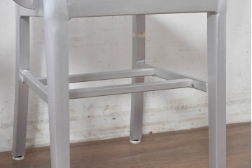 新古　展示品　超美品　リプロダクト品　Emeco(エメコ)　No.1006 NAVY ARMCHAIR(ネイビー アームチェア)　アルミニウム製の洗練されたアームチェア2脚セット　(R-088340)