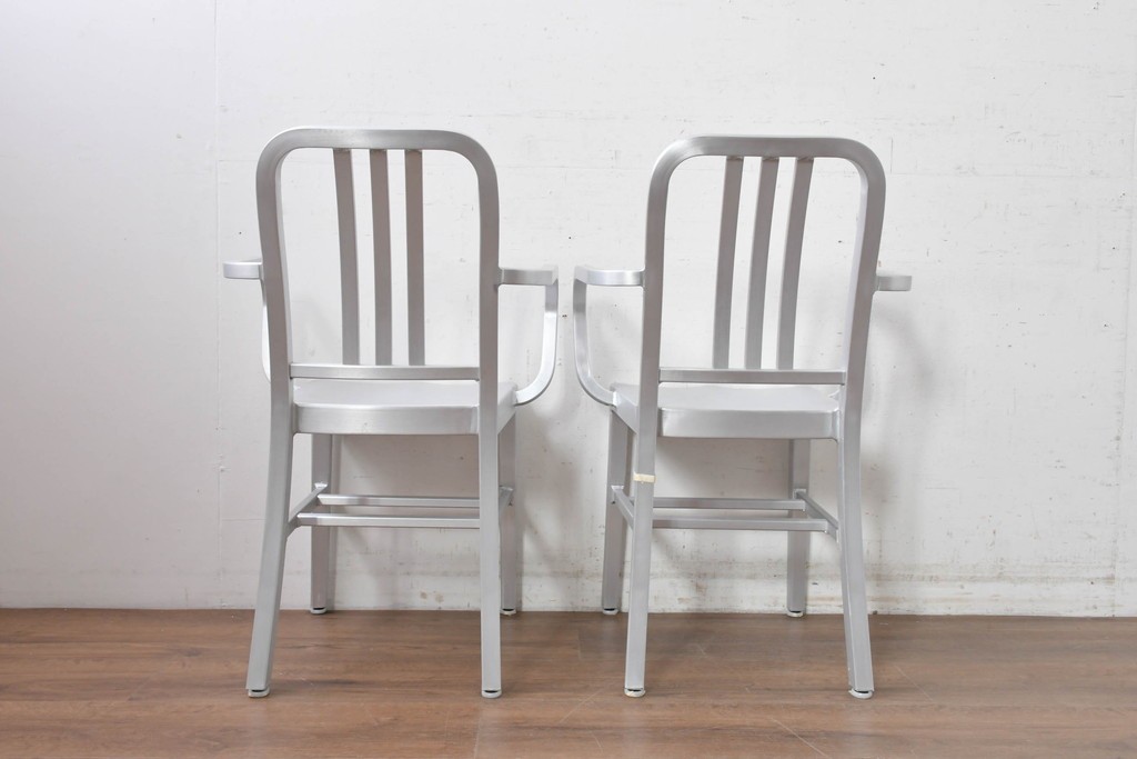 新古　展示品　超美品　リプロダクト品　Emeco(エメコ)　No.1006 NAVY ARMCHAIR(ネイビー アームチェア)　アルミニウム製の洗練されたアームチェア2脚セット　(R-088340)
