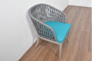 新古　展示品　超美品　ロープ編みの背もたれとターコイズブルーの座面がお洒落なアームチェア　制作費約12万円　(R-088341)