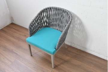 新古　展示品　超美品　ロープ編みの背もたれとターコイズブルーの座面がお洒落なアームチェア　制作費約12万円　(R-088341)