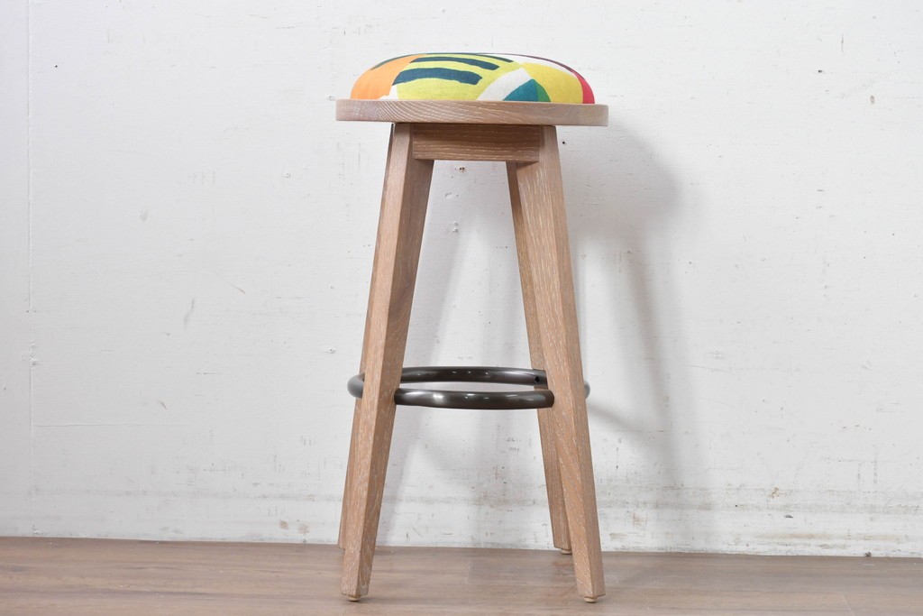 新古　展示品　美品　カラフルな柄の座面が印象的なハイスツール　制作費約10万円　(R-088342)