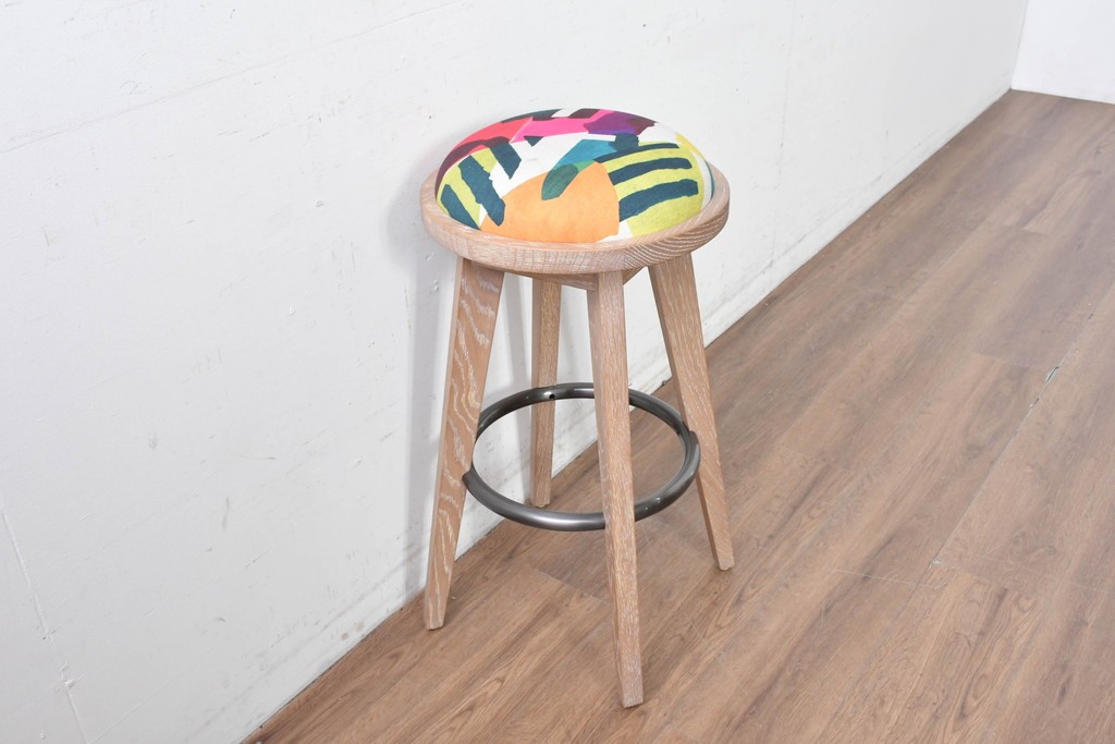 新古　展示品　美品　カラフルな柄の座面が印象的なハイスツール　制作費約10万円　(R-088342)