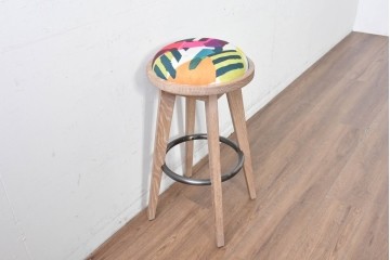 新古　展示品　美品　カラフルな柄の座面が印象的なハイスツール　制作費約10万円　(R-088342)