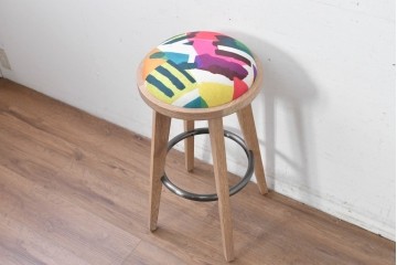 新古　展示品　美品　カラフルな柄の座面が印象的なハイスツール　制作費約10万円　(R-088342)