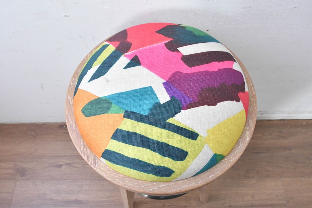 新古　展示品　美品　カラフルな柄の座面が印象的なハイスツール　制作費約10万円　(R-088342)
