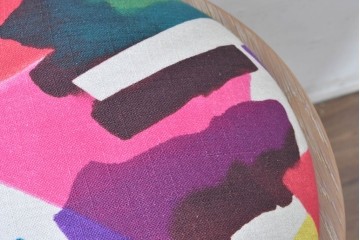 新古　展示品　美品　カラフルな柄の座面が印象的なハイスツール　制作費約10万円　(R-088342)