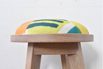新古　展示品　美品　カラフルな柄の座面が印象的なハイスツール　制作費約10万円　(R-088342)