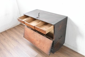 韓国アンティーク　李朝家具　欅(ケヤキ)材　重厚な金具があしらわれたバンダチ　(R-088345)