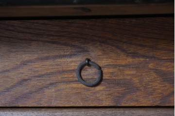 韓国アンティーク　李朝家具　欅(ケヤキ)材　重厚な金具があしらわれたバンダチ　(R-088345)