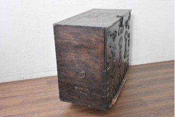 韓国アンティーク　李朝家具　欅(ケヤキ)材　重厚な金具があしらわれたバンダチ　(R-088345)