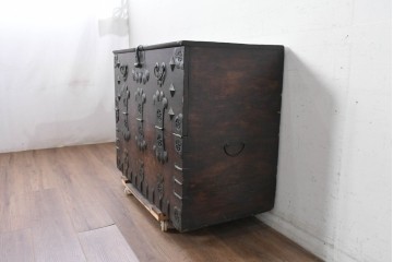 韓国アンティーク　李朝家具　欅(ケヤキ)材　重厚な金具があしらわれたバンダチ　(R-088345)