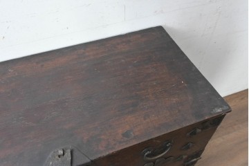 韓国アンティーク　李朝家具　欅(ケヤキ)材　重厚な金具があしらわれたバンダチ　(R-088345)