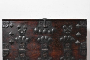 韓国アンティーク　李朝家具　欅(ケヤキ)材　重厚な金具があしらわれたバンダチ　(R-088345)