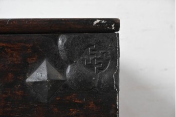 韓国アンティーク　李朝家具　欅(ケヤキ)材　重厚な金具があしらわれたバンダチ　(R-088345)