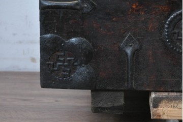 韓国アンティーク　李朝家具　欅(ケヤキ)材　重厚な金具があしらわれたバンダチ　(R-088345)