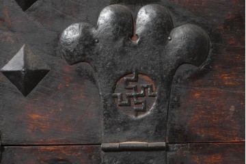 韓国アンティーク　李朝家具　欅(ケヤキ)材　重厚な金具があしらわれたバンダチ　(R-088345)