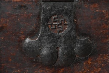 韓国アンティーク　李朝家具　欅(ケヤキ)材　重厚な金具があしらわれたバンダチ　(R-088345)