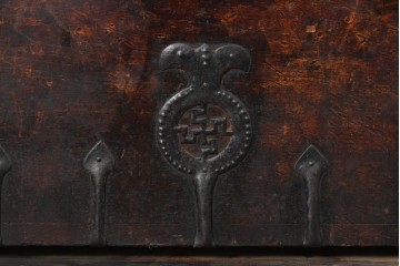 韓国アンティーク　李朝家具　欅(ケヤキ)材　重厚な金具があしらわれたバンダチ　(R-088345)