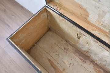 韓国ヴィンテージ　アンティーク風　鮮やかな朱塗りと重厚感のある金具が目を引く李朝バンダチ　(R-088346)