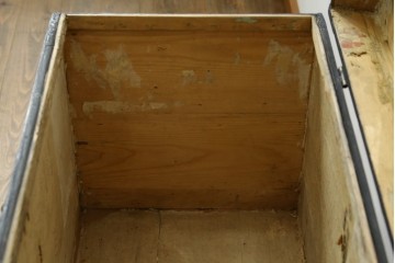 韓国ヴィンテージ　アンティーク風　鮮やかな朱塗りと重厚感のある金具が目を引く李朝バンダチ　(R-088346)