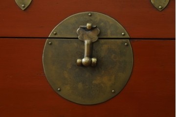 韓国ヴィンテージ　アンティーク風　鮮やかな朱塗りと重厚感のある金具が目を引く李朝バンダチ　(R-088346)