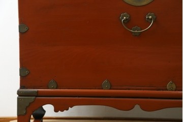 韓国ヴィンテージ　アンティーク風　鮮やかな朱塗りと重厚感のある金具が目を引く李朝バンダチ　(R-088346)